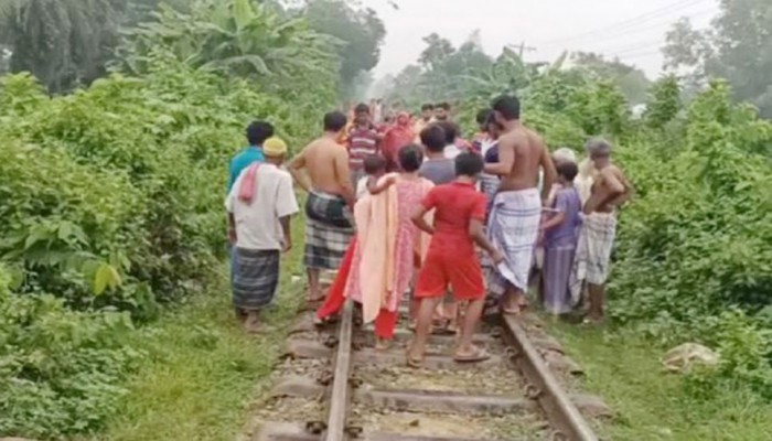 দুই বছরের সন্তানকে কোলে নিয়ে ট্রেনের নিচে ঝাঁপ, প্রাণ গেল মায়ের