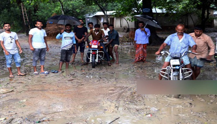 কাঁচা সড়কে চলাচলে চরম দুর্ভোগ