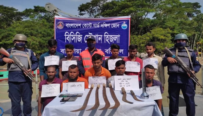 দেশীয় অস্ত্রসহ ১০ ডাকাত আটক