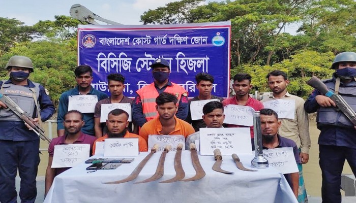 কোস্টগার্ডের ট্রলারে হামলার চেষ্টা, দেশীয় অস্ত্রসহ আটক ১০