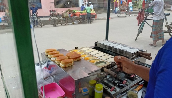 যে কারণে স্ট্রিট ফুডে স্বাস্থ্যঝুঁকি বাড়ছে