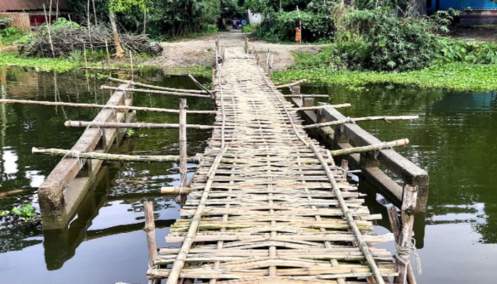 রৌমারীতে পাকা ব্রিজের ওপর বাঁশের সাঁকো