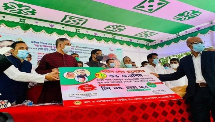 শেখ রাসেলের জন্মদিন ইউনিভার্সিটি ল্যাবরেটরি স্কুলে মেধা বৃত্তি দিল আওয়ামী লীগের ত্রাণ উপকমিটি