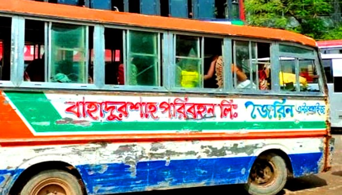 বেপরোয়া বাহাদুর শাহ মিনিবাস বাসের ধাক্কায় আহত জবির দুই সহকারী প্রক্টর