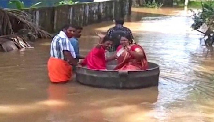 রান্নার পাত্রে চড়ে বিয়ে সারলেন পাত্রপাত্রী! (ভিডিও)