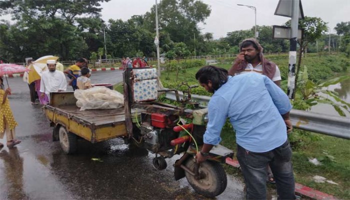 গোপালগঞ্জে সড়কে প্রাণ গেলো ৩ মাছ ব্যবসায়ীর