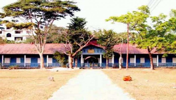 অস্ত্র নিয়ে ছাত্রলীগের অবস্থানের খবরে মধ্যরাতে এমসি কলেজ ছাত্রাবাসে তল্লাশি