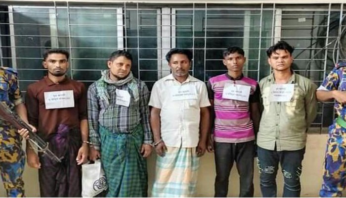 রোহিঙ্গা ক্যাম্পে ৬ জনকে হত্যার ঘটনায় মামলা, গ্রেফতার ১০