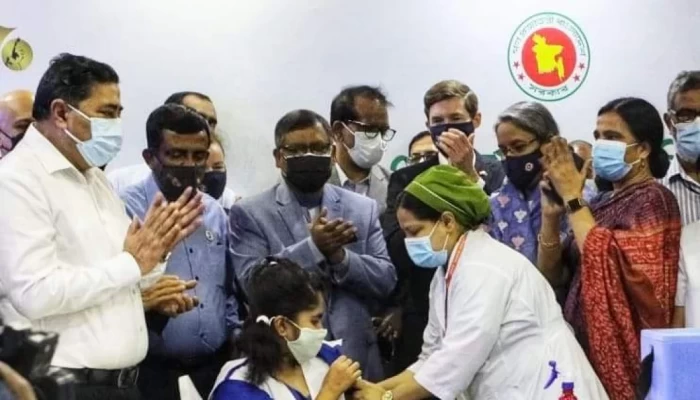 স্কুল শিক্ষার্থীদের করোনার টিকা দেওয়া শুরু