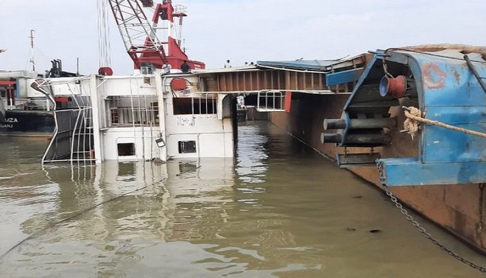 ডুবে যাওয়া ফেরি তুলতে পাটুরিয়ায় জেনুয়ানের ডুবুরি দল
