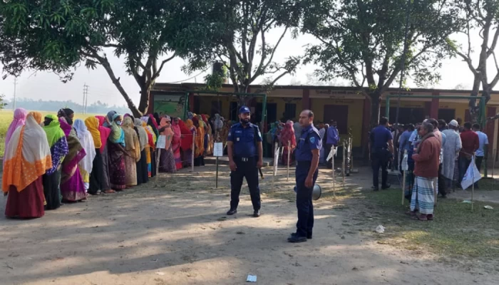 ডোমার পৌরসভা নির্বাচনে ভোটগ্রহণ চলছে