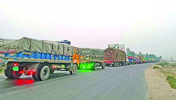 নড়ে না গাড়ি চলে না ফেরি