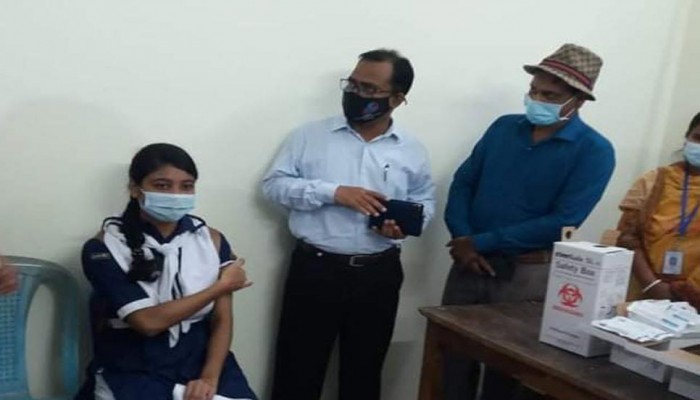 মানিকগঞ্জে এক হাজার ৭৪ জন শিক্ষার্থীকে টিকা প্রদান