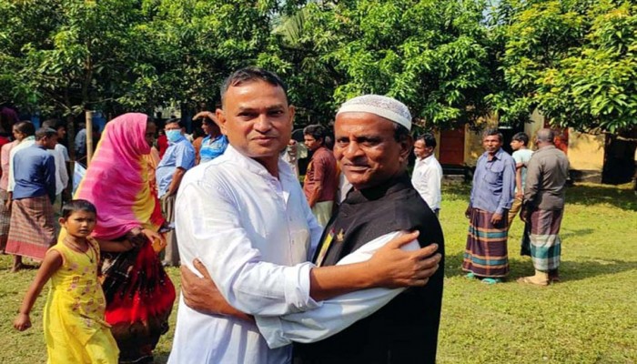 দুই মেয়র প্রার্থী ভোটকেন্দ্র পরিদর্শনে এসে কোলাকুলি করলেন