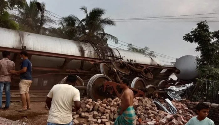 খুলনায় তেলবাহী ট্রেনের ৩টি বগি লাইনচ্যুত