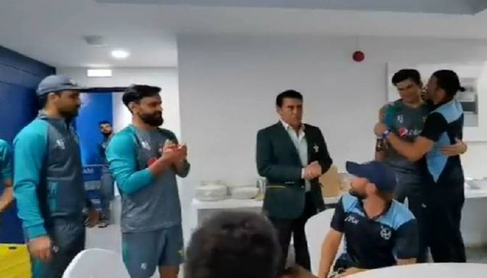অভিনন্দন জানাতে নামিবিয়ার ড্রেসিংরুমে পাকিস্তান