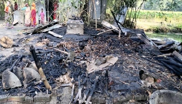 সাদুল্লাপুরে গোয়াল ঘরে আগুন,পুড়ে গেছে গরু, ছাগল