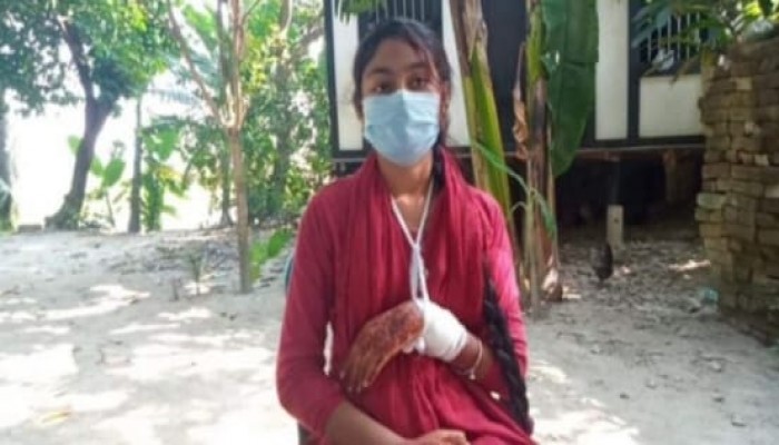 লৌহজংয়ে বিয়ের প্রস্তাব প্রত্যাখ্যান করায় স্কুল ছাত্রীর হাত কেটে দিলো বখাটে।