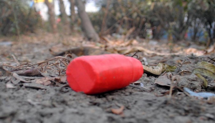 প্রতিপক্ষকে ফাঁসাতে ককটেল বিস্ফোরণ!
