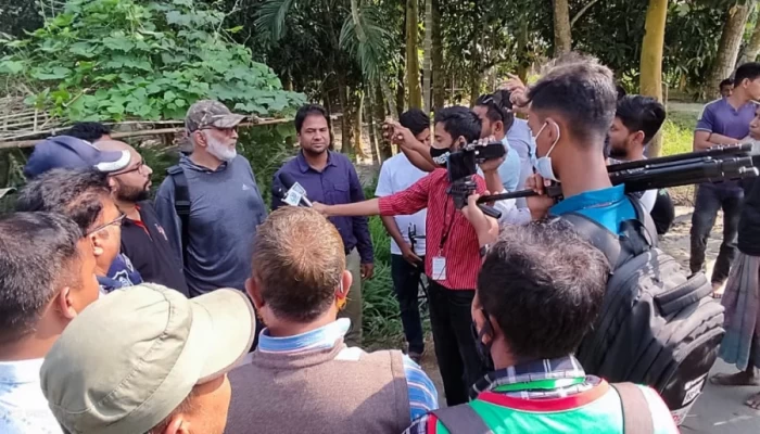 সেই অচেনা প্রাণীটি ছোট প্রকৃতির ‘খেঁকশিয়াল’