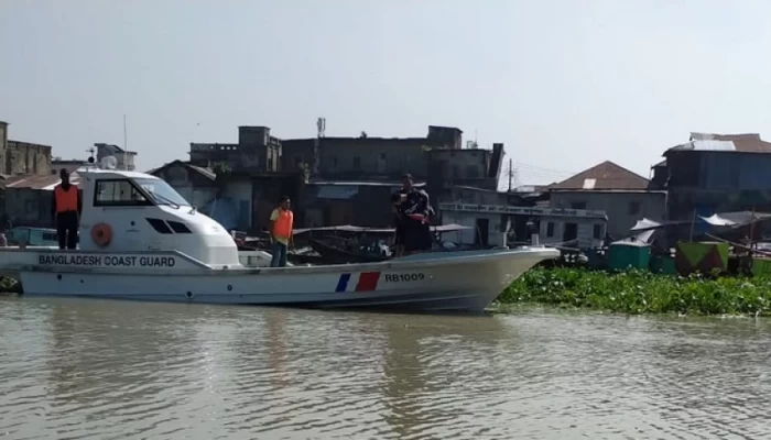 মেঘনা মোহনায় লঞ্চের ধাক্কায় নৌকা ডুবি, নিখোঁজ ১