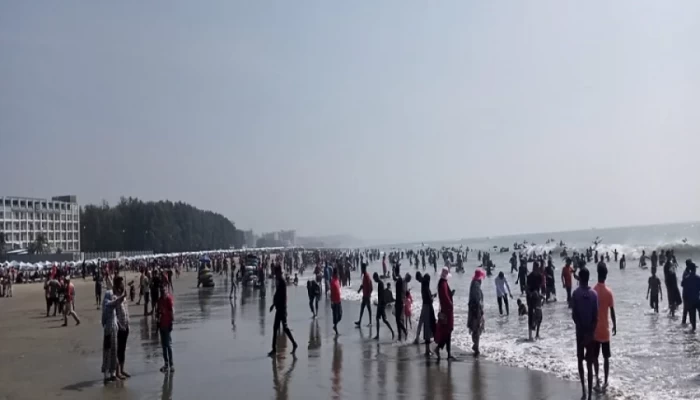 কক্সবাজারে আটকা পড়েছেন অর্ধলাখ পর্যটক