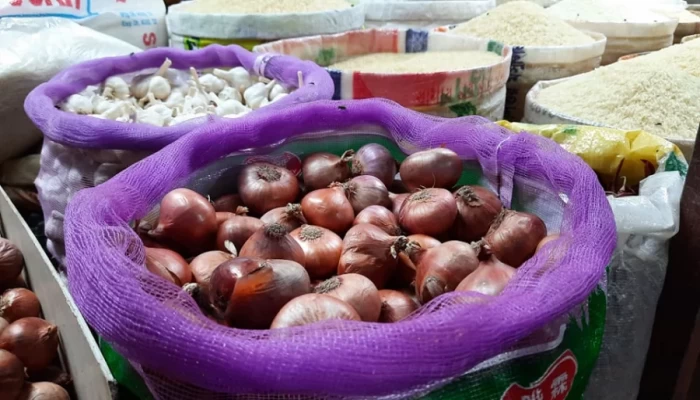 বাজারে মুরগি-সবজিতে স্বস্তি