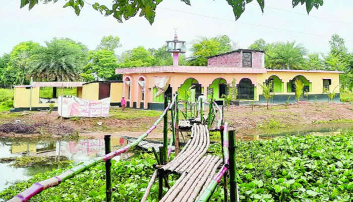 যে গ্রামে  ২০০ বছরেও পুলিশ ঢোকেনি