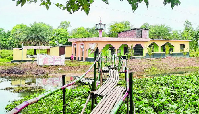 যে গ্রামে  ২০০ বছরেও পুলিশ ঢোকেনি