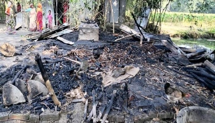 সাদুল্লাপুরে গোয়াল ঘরে আগুন,পুড়ে গেছে গরু, ছাগল