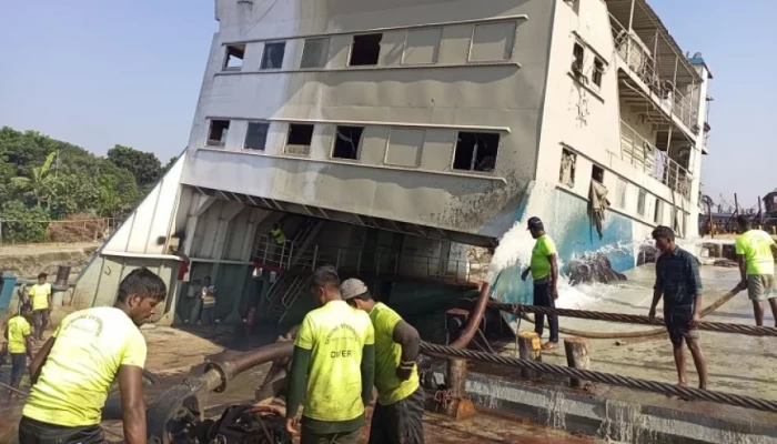 অবশেষে উদ্ধার হলো পাটুরিয়ায় ডুবে যাওয়া ফেরি