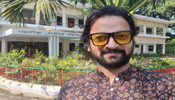 সাইমন সাদিক বাবার জন্য গান লিখলেন