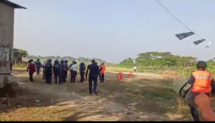 কুমিল্লায় দুই প্রার্থীর সমর্থকদের টেঁটা নিয়ে সংঘর্ষ, আহত ১০