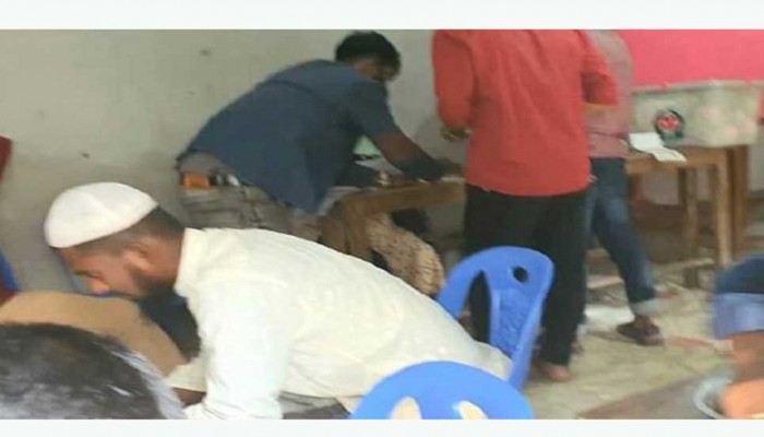 প্রকাশ্যে নৌকায় সিলের ভিডিও করায় ২ সাংবাদিককে মারপিট