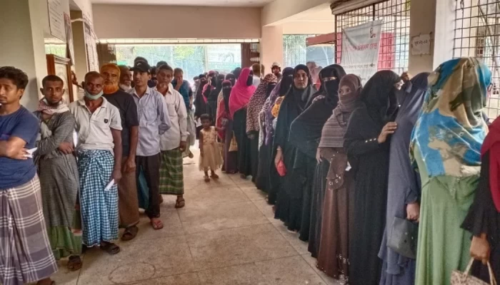 রায়পুরে করোনার টিকা নিতে ভিড়, হিমশিম খাচ্ছে কর্তৃপক্ষ