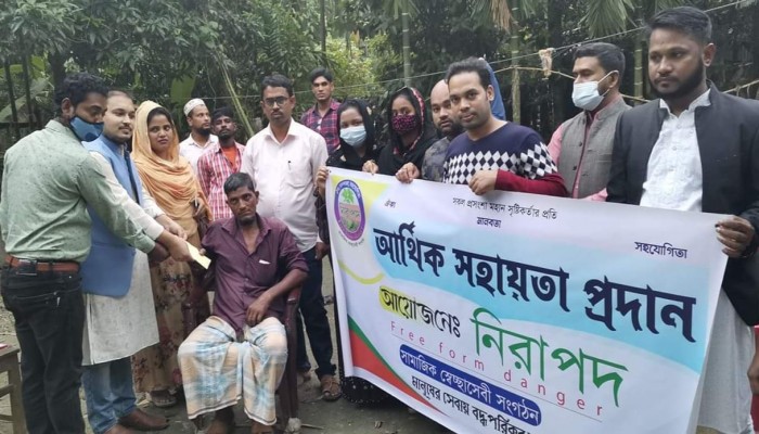 মঠবাড়িয়ায় স্বেচ্ছাসেবী সংগঠন “নিরাপদ” এর উদ্যোগে আর্থিক সহায়তা
