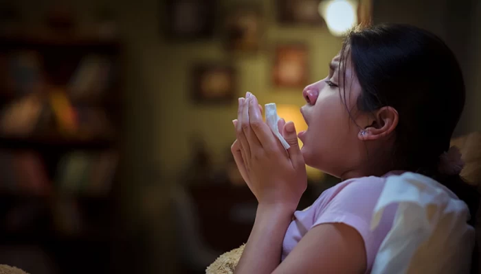 নাক মুখ চেপে হাঁচি নয়