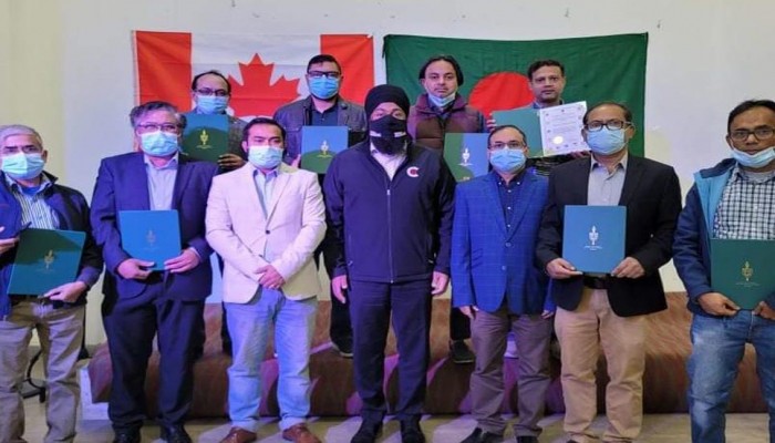 কানাডায় স্বেচ্ছাসেবকদের সনদপত্র বিতরণ