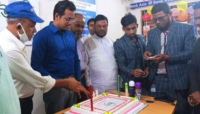 মঠবাড়িয়া পৌর ডিজিটাল সেন্টারে কেক কেঁটে  ১১বছরের পূর্তি উদযাপন।