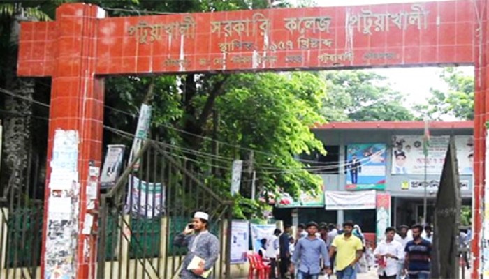 পটুয়াখালী সরকারি কলেজ ছাত্রাবাসের মেঝেতে ধস, ১০ শিক্ষার্থী আহত