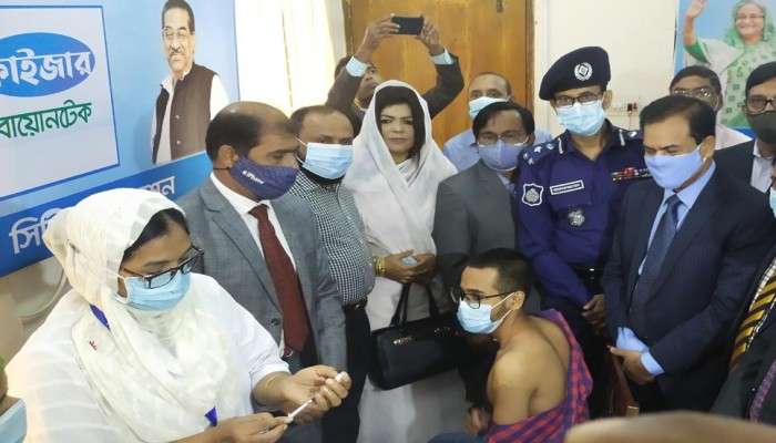 ফাইজারের টিকা প্রদান শুরু বরিশালে এইচএসসি পরীক্ষার্থীদের