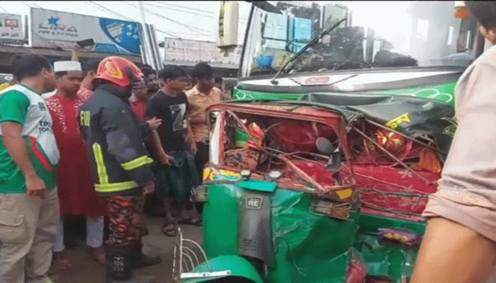 লক্ষ্মীপুরে নিয়ন্ত্রণ হারিয়ে যাত্রীবাহী একটি বাস ফুটপাতে , আহত ১০