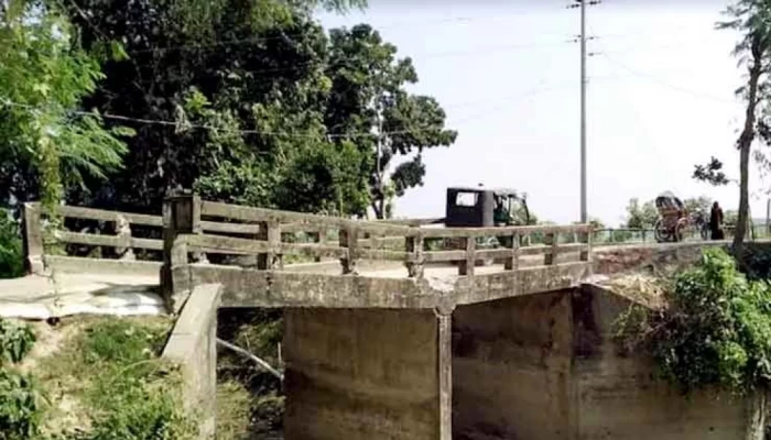 ঝুঁকি নিয়ে পারাপার গোয়ালন্দে দেবে যাওয়া ব্রিজ দিয়ে