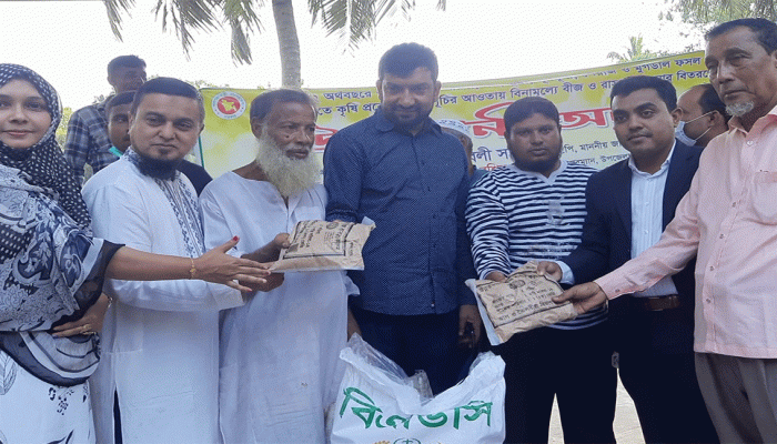 কৃষকের মধ্যে বীজ-সার বিতরণ হাকিমপুরে