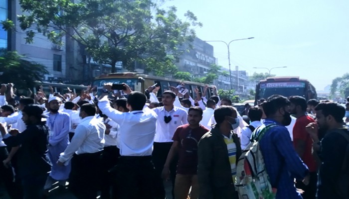ঢাকা কলেজের সামনে শিক্ষার্থীদের বিক্ষোভ হাফ ভাড়া কার্যকরের দাবিতে