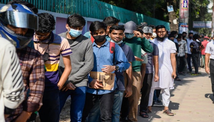 বাংলাদেশ-পাকিস্তান সিরিজ:  প্রত্যাশীদের উপচেপড়া ভিড় মিরপুরে টিকিট