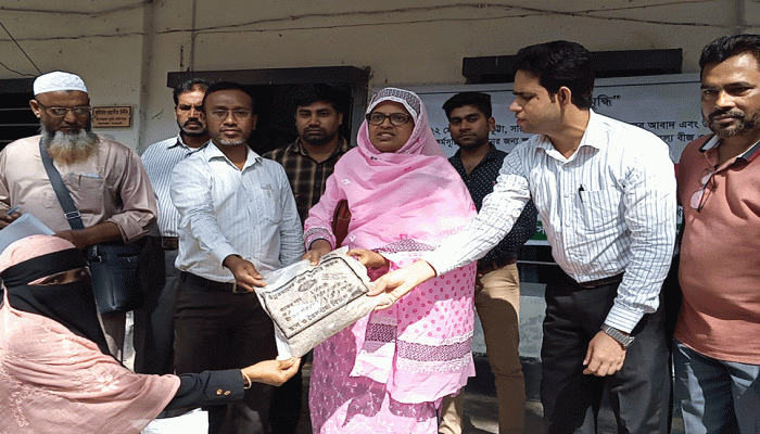 সার ও বীজ বিতরণ শরণখোলায় কৃষকদের মাঝে
