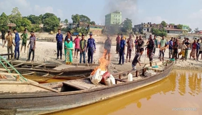 টাস্কফোর্সের অভিযানে জাফলং  পাথর উত্তোলনের মেশিন ধ্বংস: জরিমানা আদায়
