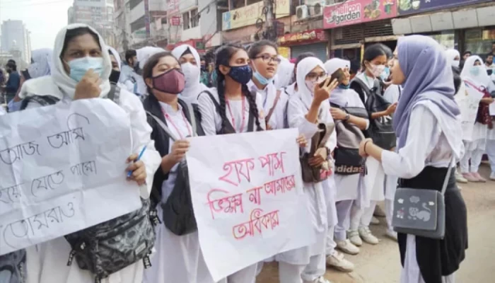 বাসে ছাত্রীকে ধর্ষণের হুমকি: ড্রাইভার-হেলপার গ্রেফতার