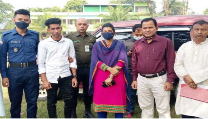 বড় ভাইয়ের এসএসসি পরীক্ষা দিচ্ছে ছোট ভাই!